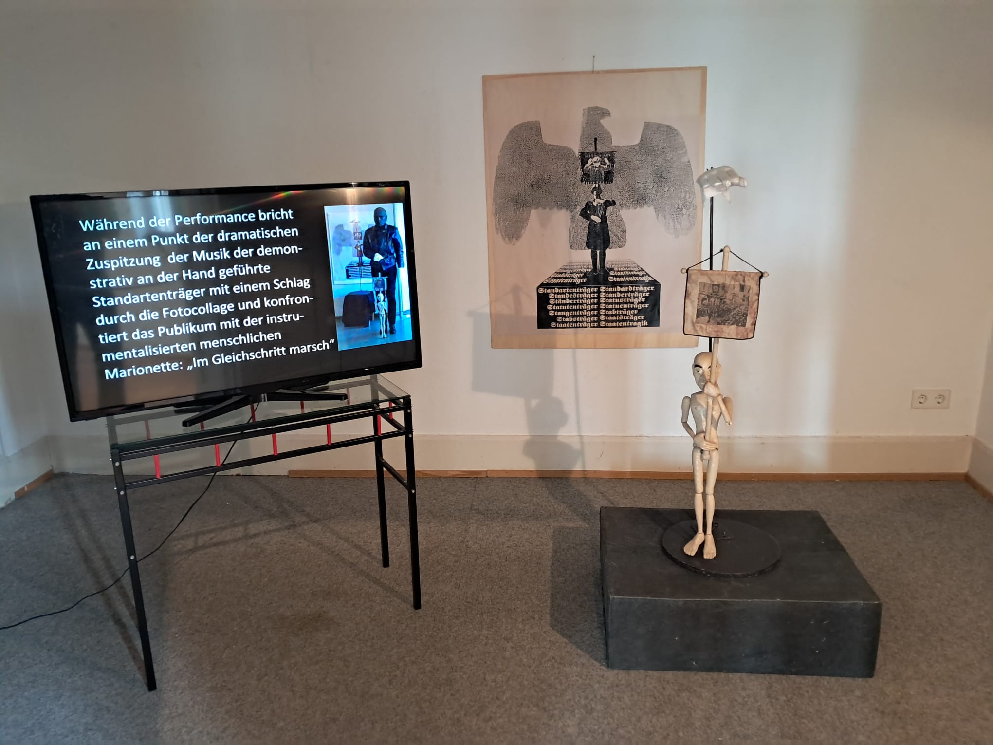 installation Der Standartenträger in der Ausstellung 50 Jahre BBK Darmstadt Südhessen im Designhaus Darmstadt